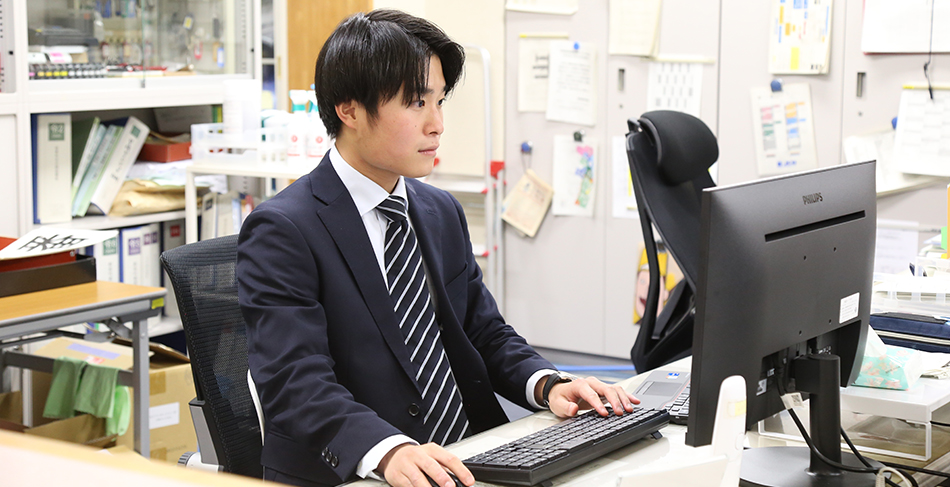 パソコンで事務作業をこなす鈴木さん