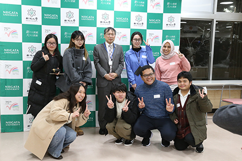 牛木辰男学長を囲んで集合写真