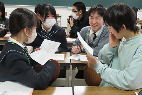 アカデミックライティングに挑戦する受講生たちの写真