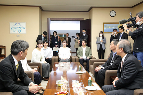 花角知事に米粉のチュロッキーの説明をする学生