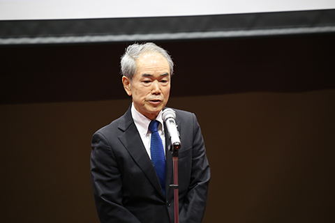 新潟日報社の佐藤明代表取締役社長による開会挨拶