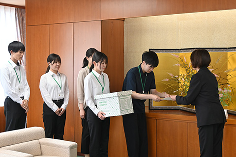 エコボックス設置を市長に依頼する写真