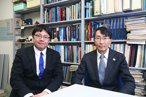 高澤栄一理学部長と近藤貴明特任助手の写真