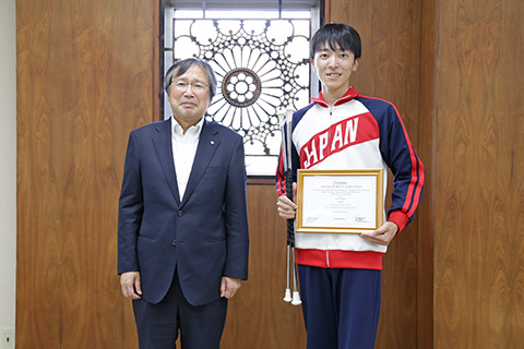 学長と前田さんの記念写真
