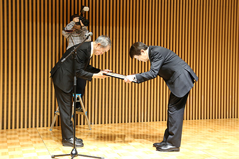 受賞する河内名誉教授の写真