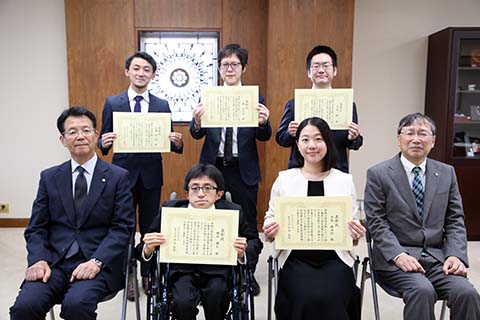 受賞者と牛木辰男学長、 末吉邦理事