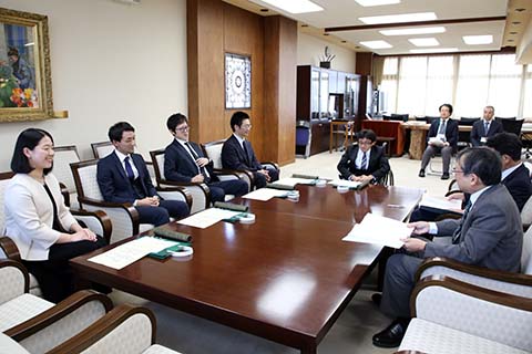 牛木辰男学長、末吉邦理事と受賞者との懇談の様子