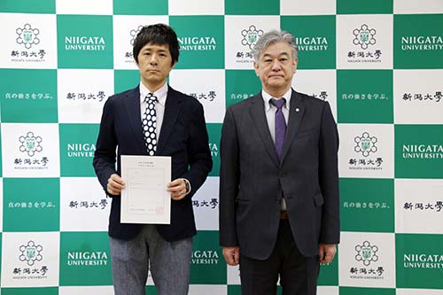 天野達郎准教授(左)と川端和重総括・社会連携担当理事(右)