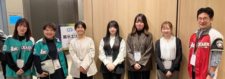 学生と関係者の写真