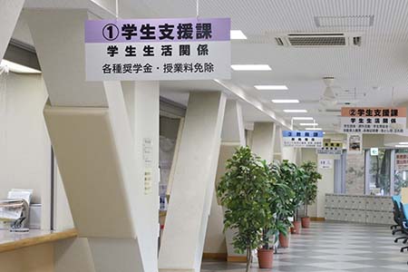 総合教育研究棟Ａ棟1階　学生支援課①番窓口の写真