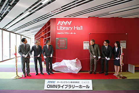 看板除幕の写真