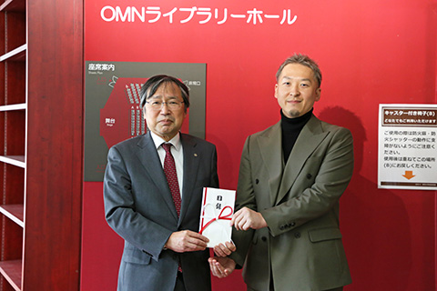 目録贈呈の写真