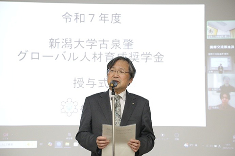 古泉様への謝意と奨学生への期待を述べる牛木学長