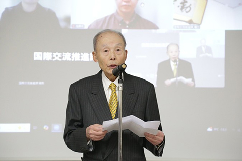 新潟大学とのご縁や、亀田製菓社長として海外展開に挑戦された経験を踏まえたお話などをされる古泉様（亀田製菓株式会社元会長）