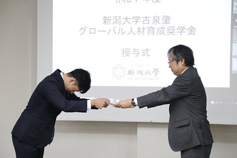 奨学金目録授与の様子