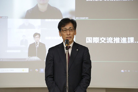 留学生からの報告を受けてコメントをする染矢理事