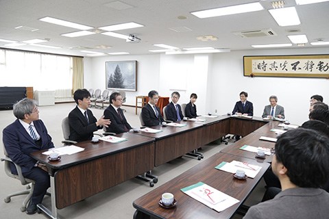 学長、理事と特別報奨対象者の懇談の様子