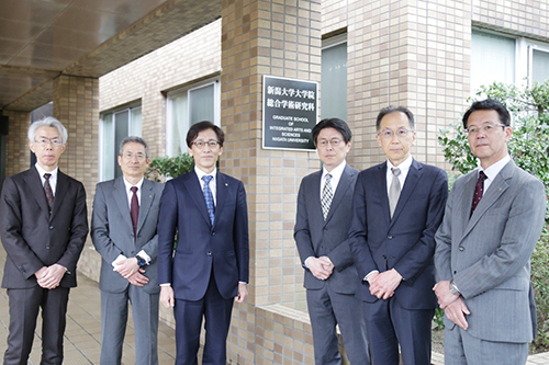 大学院総合学術研究科銘板を囲んで記念写真