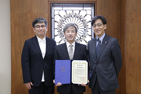 (左から)小野寺理理事、柿田明美教授、染矢俊幸学長