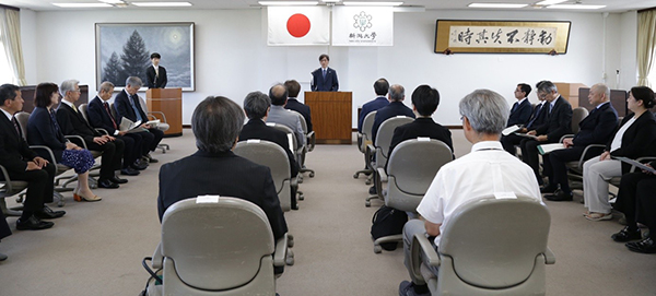 令和8年度名誉教授の称号授与式の様子