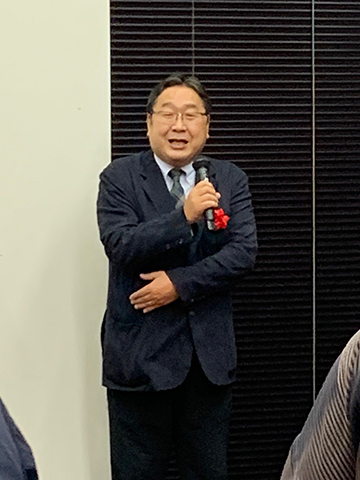 祝賀会でスピーチを行う原 直史人文学部教授