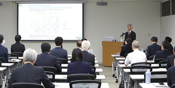 博士人材数と労働生産性の国際比較などに触れ、日本には博士人材をより活かす余地が大きいことを強調する大鳥理事・副学長