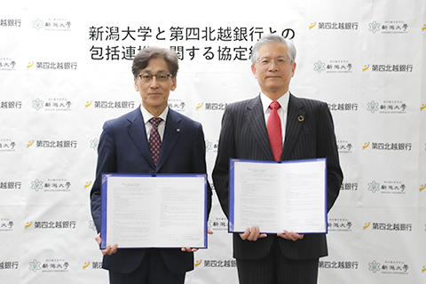 染矢俊幸学長（左）、殖栗道郎頭取（右）