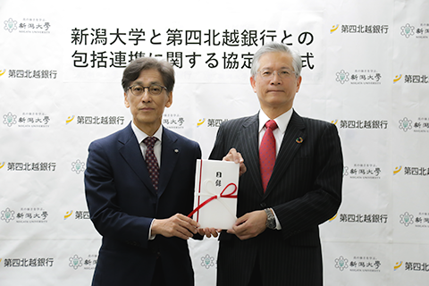 目録贈呈の様子